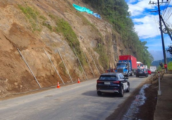 Habilitan paso doble carril en el km 83 de la vía Alóag–Santo Domingo tras limpieza de rocas